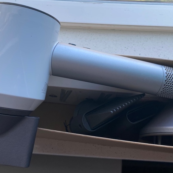 Dyson Supersonic Hair Dryer White - Picture 7 of 8